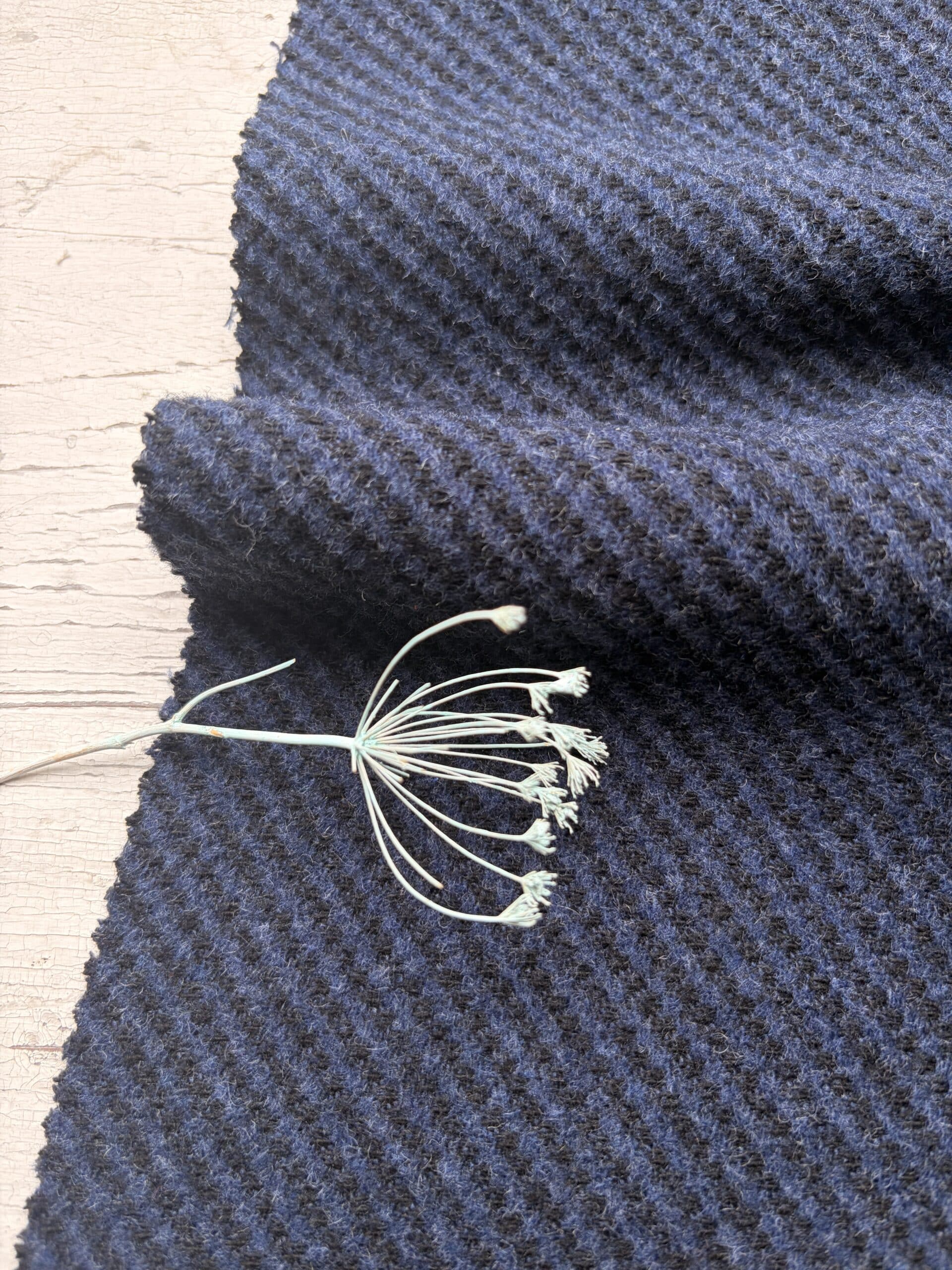 tissu diagonale bleu et noir