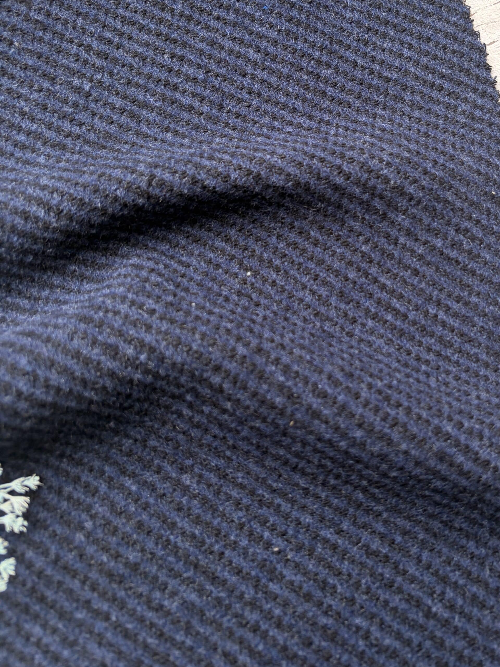 tissu diagonale bleu et noir